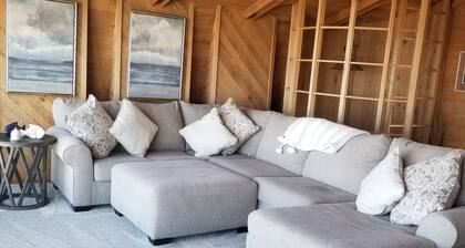 Beach cabin with stunning ocean views. Just moments to beach access
