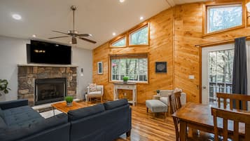 TV connectée, cheminée, baby-foot, livres