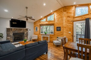 Smart TV, chimenea, futbolito y libros