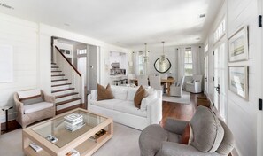 TV, peis, bøker og stereoanlegg