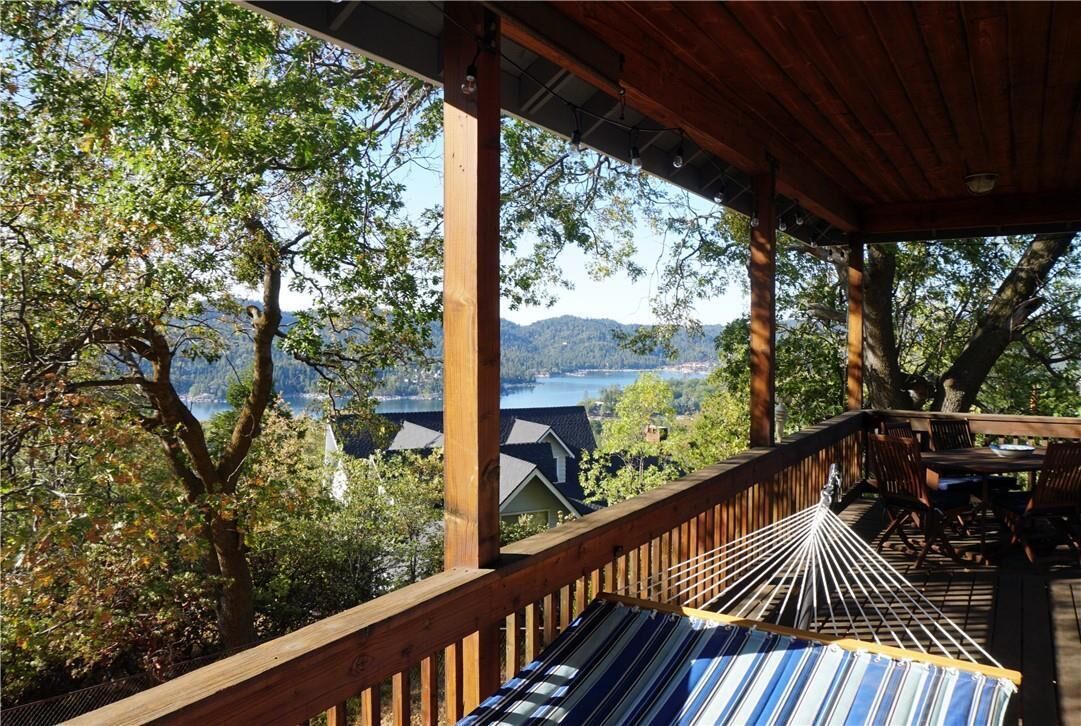 STUNNING LAKEVIEW LODGE ON THE SUNNY SIDE OF THE LAKE WITH AMAZING VIEWS!
