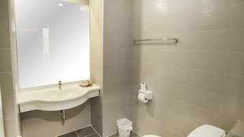 Een douche, een hydromassagedouche, pantoffels, handdoeken