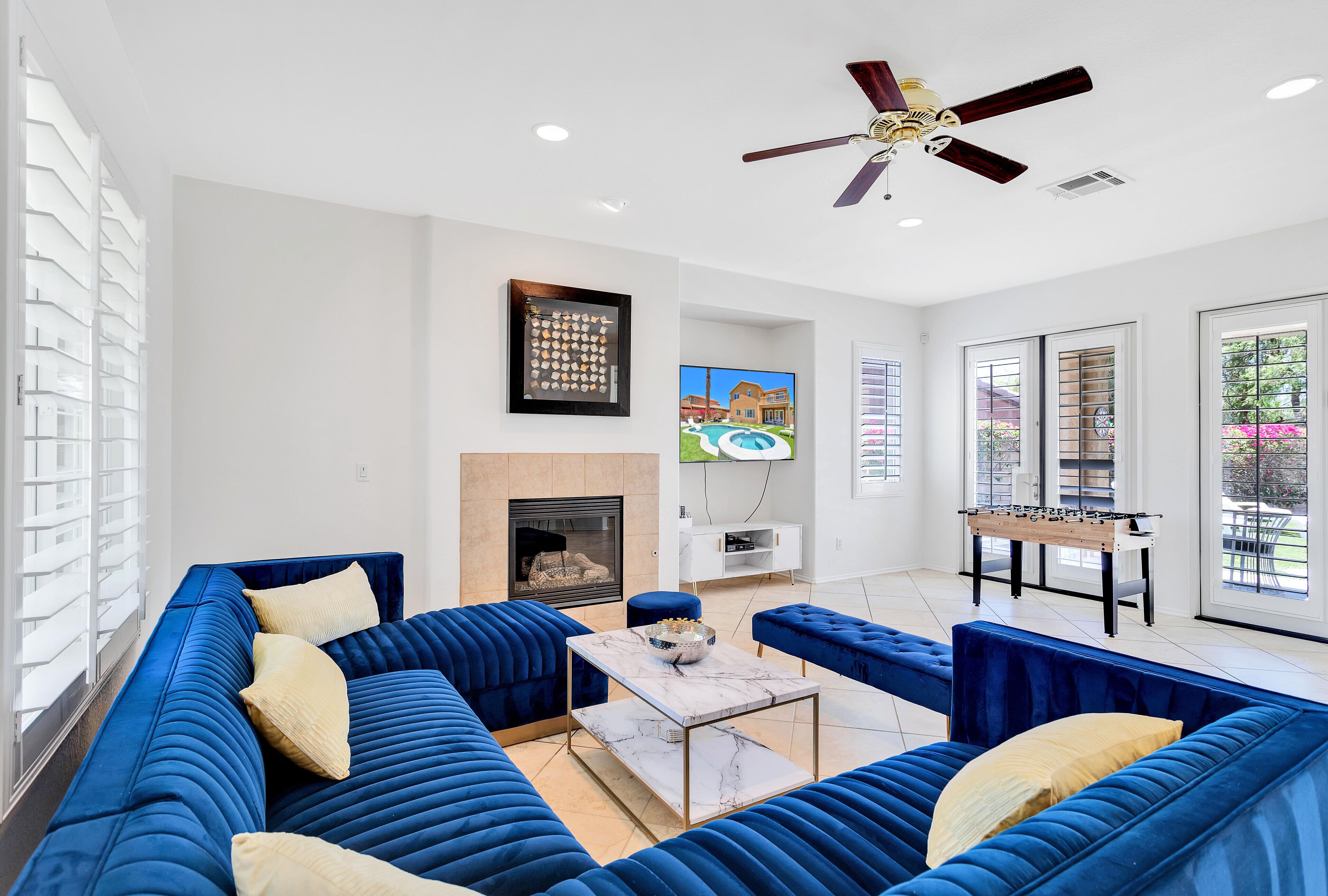 Älytelevisio, takka, pöytäjalkapallopöytä, pöytätennispöytä