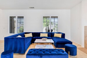 Een smart-tv, een open haard, tafelvoetbal en een tafeltennistafel