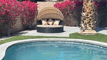 Een binnenzwembad, een buitenzwembad