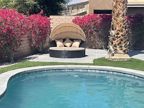 Een binnenzwembad, een buitenzwembad