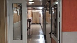 Un pasillo con puertas a ambos lados, que conduce a habitaciones.