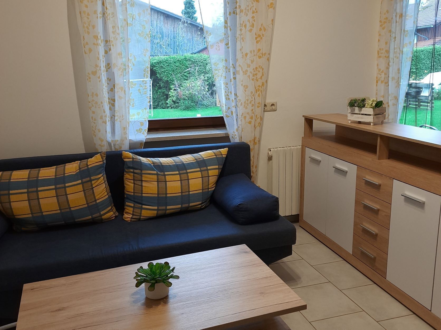 Ferienwohnung 3 - EG 53 m², mit Terrasse, nahe Chiemsee-Wohnzimmer Wohnung 3