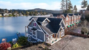 Une rangée de maisons avec un lac en arrière-plan.