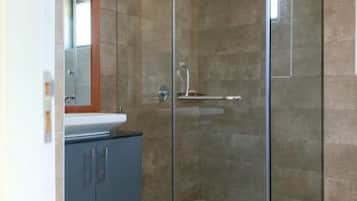 Deluxe Room | Bathroom | Shower, towels, soap, shampoo