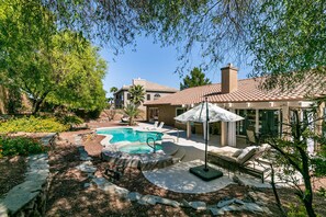 Piscina all'aperto, una piscina riscaldata