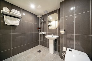 Habitación Premium doble | Baño | Ducha, secador de pelo, albornoces y bidé