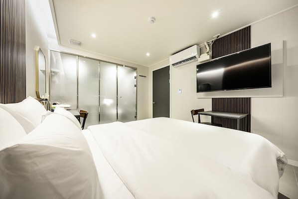 Deluxe Double Room | 1 bedroom, soundproofing, free WiFi, bed sheets