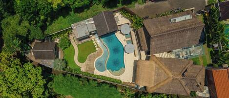 Una piscina al aire libre