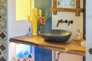 免费洗浴用品、浴袍、毛巾、肥皂