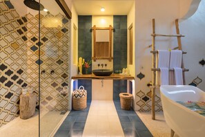 免费洗浴用品、浴袍、毛巾、肥皂