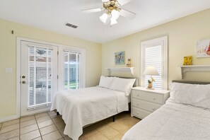 3 bedrooms, desk, iron/ironing board, free WiFi - Hibiscus House SPI (South Padre Island)