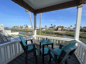 Outdoor dining - Hibiscus House SPI (South Padre Island)