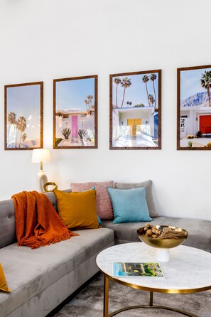 TV connectée, cheminée, livres