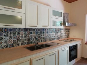 Réfrigérateur, four, plaque de cuisson, bouilloire électrique