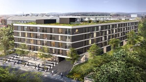 A modern building with a rooftop garden, large windows, and a paved courtyard. - Rioca Stuttgart Posto 4 (Stuttgart)