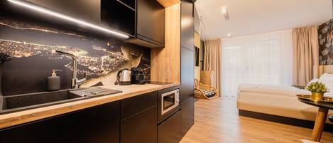 Una cocina moderna con un backsplash que muestra un paisaje urbano, un horno empotrado y una encimera de madera.