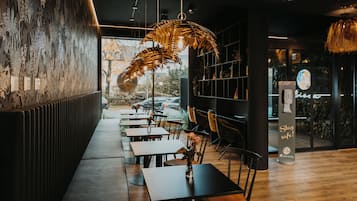 Tägliches Frühstücksbuffet (19.50 EUR pro Person)