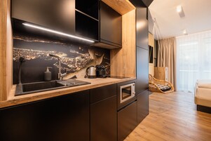 Una cocina moderna con un backsplash con vista a la ciudad, horno empotrado y encimera de madera.