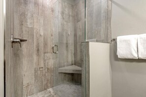 Duschwanne, kostenlose Toilettenartikel, Haartrockner, Handtücher