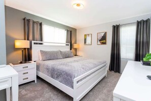 5 habitaciones, escritorio, tabla de planchar con plancha y wifi