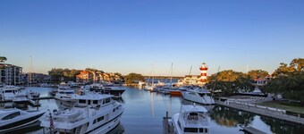 Spectacular Studio in the Heart of Harbour Town overlooking Harbour & Lighthouse. Dine, Shop, Relax.