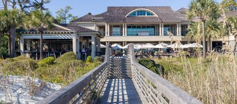 Spectacular Studio in the Heart of Harbour Town overlooking Harbour & Lighthouse. Dine, Shop, Relax.