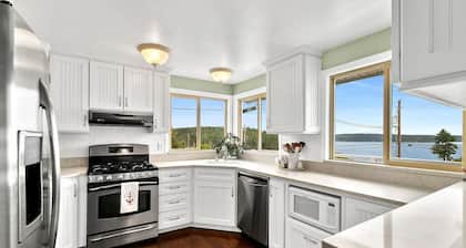 Panoramic views, walking distance to downtown and NEW AC