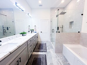 Combined shower/tub, hair dryer, towels - 4 BR Townhome w/ Rooftop + Skyline View (Houston)
