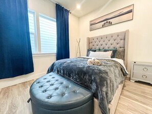 4 bedrooms, desk, iron/ironing board, free WiFi - 4 BR Townhome w/ Rooftop + Skyline View (Houston)