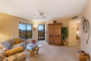 Smart-TV, Kamin, Arbeitsbereiche