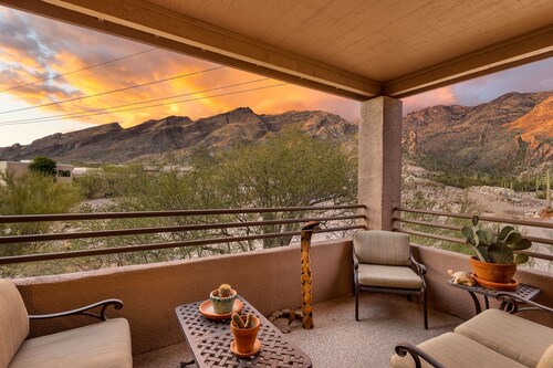 STUNNING Views of Ventana Canyon, Mountains AND City Lights! Clean, comfy 2b/2ba