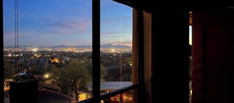 STUNNING Views of Ventana Canyon, Mountains AND City Lights! Clean, comfy 2b/2ba