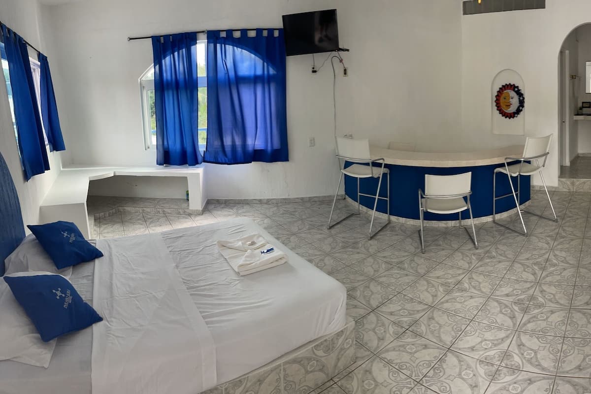 Ein Hotelzimmer mit zwei Betten, einem Schreibtisch und einem Stuhl.