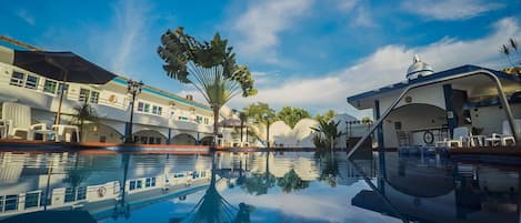 Una piscina al aire libre