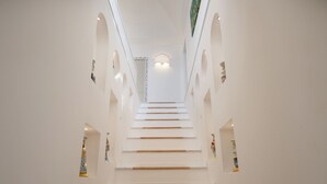 A staircase in a building with white walls and wooden steps. - Villa Aisha Private jacuzzi pool in Praiano (Praiano)
