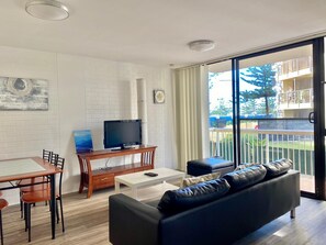 Standard Apartment | Living area - Surfers Paradise Beach Units (Surfers Paradise)