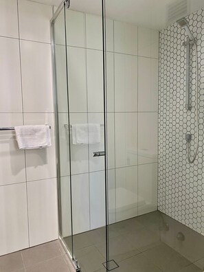 Standard Apartment | Bathroom shower - Surfers Paradise Beach Units (Surfers Paradise)