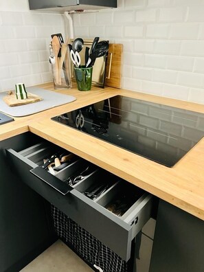 Frigorifero, microonde, forno, piano cottura