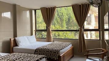 Phòng 4 | Trang trí khác biệt, trang bị nội thất với thiết kế riêng biệt, bàn