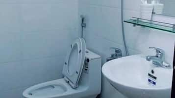 Buồng tắm vòi sen, vòi sen thủy lực, máy sấy tóc, dép đi trong nhà