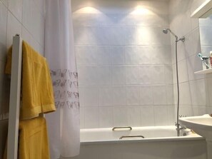 Suihkun ja ammeen yhdistelmä, hiustenkuivaaja, pyyhkeet