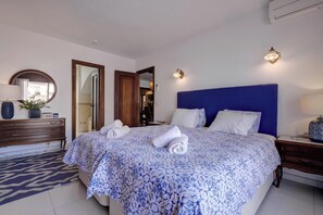 5 bedrooms, iron/ironing board, free WiFi, bed sheets - Vacation Home 'La Casa de Manuel' Close to the Beach with terrace (Estepona)