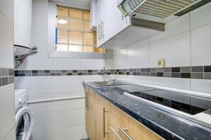 Jääkaappi, mikroaaltouuni, uuni, liesi