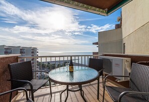 Outdoor dining - Apartment "Las góndolas playa" with sea views, shared pool and Wi-Fi (Almunecar)